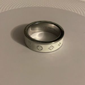 Louis Vuitton Size 7 ring